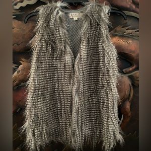 “FAUX FEATHER GIRLS VEST”